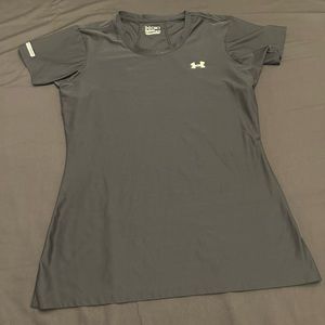 Under Armour HeatGear fitted women’s black shortsleeve teeshirt. Size large